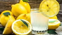 Evo zašto biste trebali piti vodu s limunom svaki dan