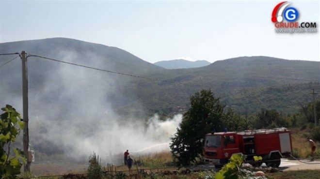 GRUDE: Vatra buknula u Sovićima i ugrozila vikendicu. Požar izbio i na Selinama