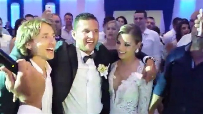 VIDEO: Luka Modrić na svadbi kod Bagušića u Posušju pjevao Kalelargu