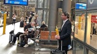 Fotografija govori više od tisuću riječi: Njemački ministar strpljivo čeka vlak