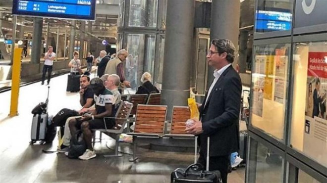 Fotografija govori više od tisuću riječi: Njemački ministar strpljivo čeka vlak