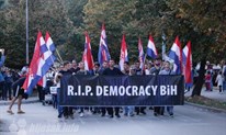R.I.P. DEMOCRACY BIH: Prosvjed u Mostaru zbog izbora Željka Komšića okupio 10 tisuća Hrvata