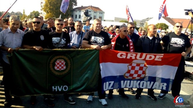 FOTO: Gruđani pohodili grob legendarnog bojnika Pjene, zatim otišli u Vukovar na prosvjed
