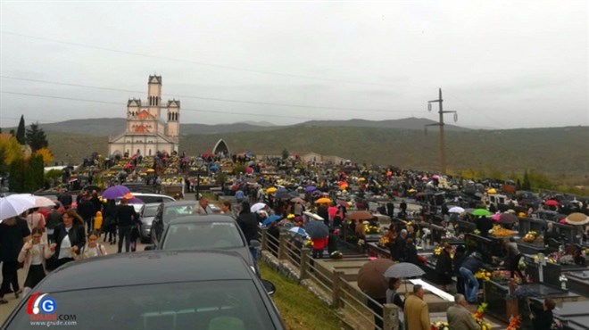 FOTO: Ni kiša nije spriječila tisuće ljudi da pohode počivališta najmilijih u Grudama