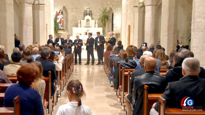 FOTO/VIDEO: Vokalisti Salone i OGŠ Grude u najljepšoj crkvi priredili nezaboravan koncert