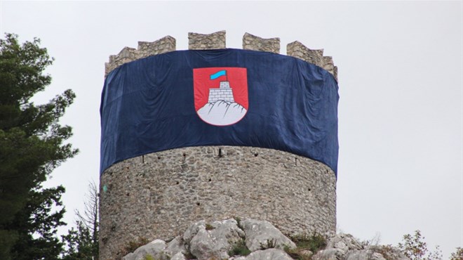 SVETA KATA: Vrgorska zastava duga 20 metara izvješena na kuli Avali iznad Vrgorca