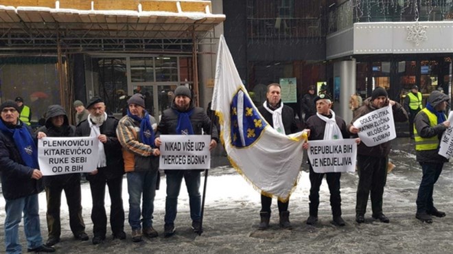 Fašisti Sarajeva s ratnim zastavama na prosvjedu protiv Hrvatske i Hrvata u BiH