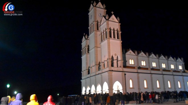 FOTOGALERIJA: U prepunoj crkvi služena misa ponoćka u Grudama