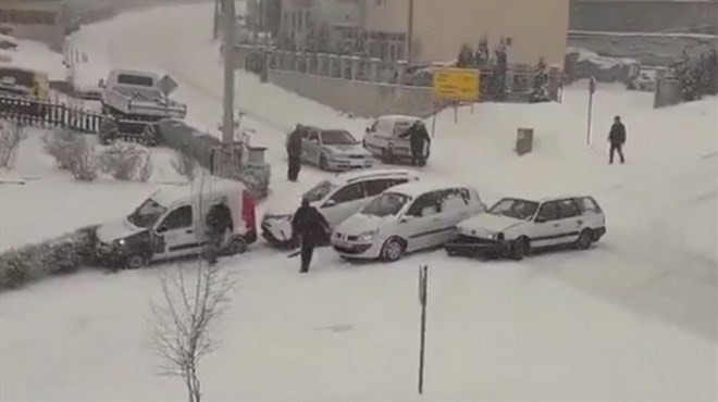 VIDEO iz BiH: Nije se mogao zaustaviti pa udario u tri auta koja su se ranije sudarila