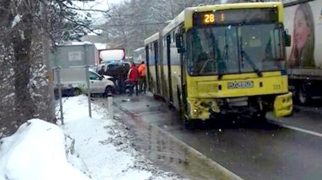 Nakon sudara s autobusom jedna osoba teže ozlijeđena