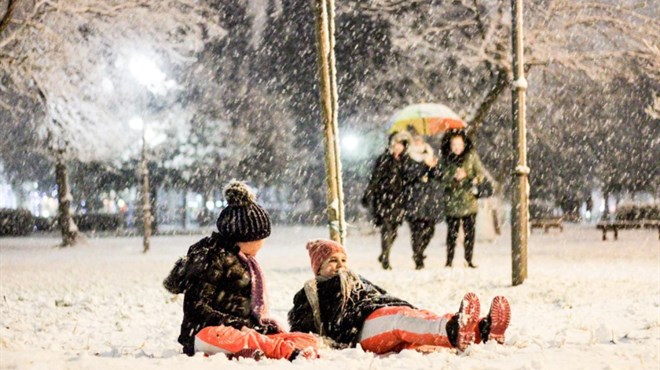 FOTO: Zimski ugođaj u Mostaru: Park Zrinjevac privukao posjetitelje