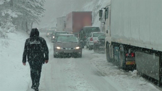 Hercegovina: Tegljači bez zimske opreme zaustavljali i ugrožavali promet