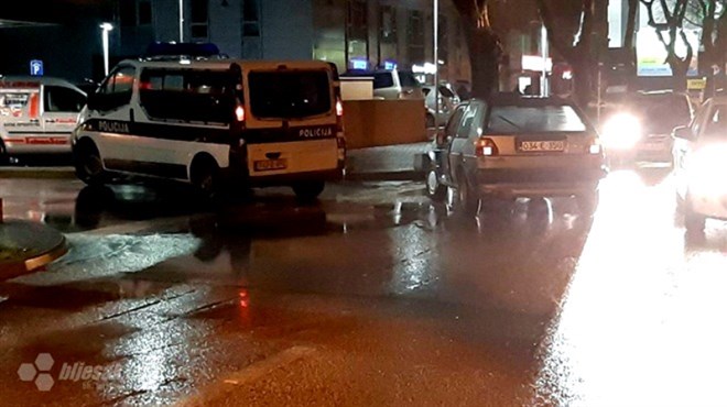 Mostarski policajci kombijem se zapucali u Golfa II