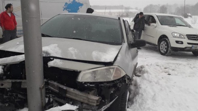 Renaul 'proklizio' na snijegu i udario u stup u Uskoplju