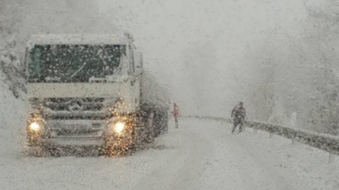 Snijeg u Bosni paralizirao promet
