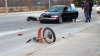 Teška prometna nesreća u Livnu; Automobil prepolovio motor