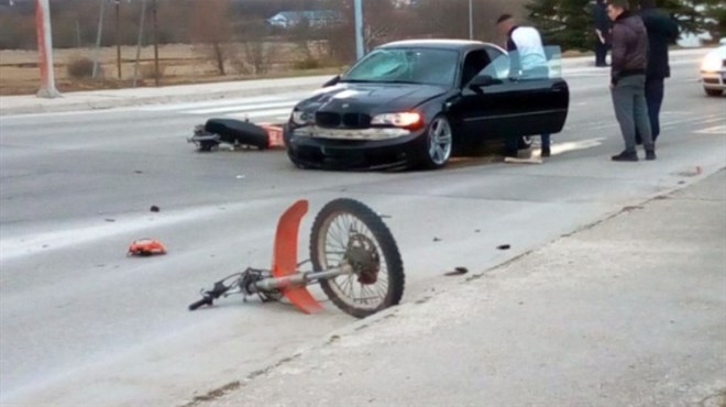 Teška prometna nesreća u Livnu; Automobil prepolovio motor
