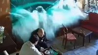 VIDEO: Eksplodirao akvarij u kafiću u Nikšiću, dvoje mokrih