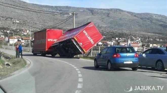 Hercegovačka bura prevrnula prikolicu kamiona!