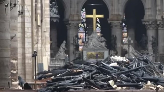 Križ u katedrali Notre Dame ostao je čitav