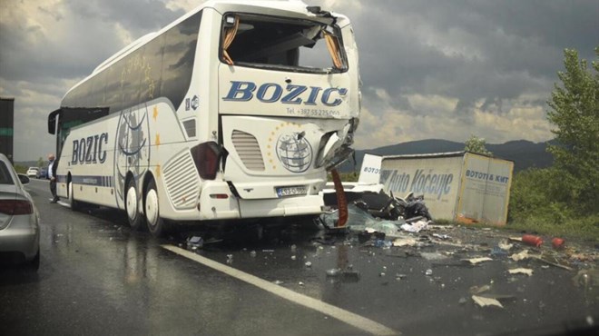 Autobus iz BiH sudario se s kamionom! Jedna osoba poginula
