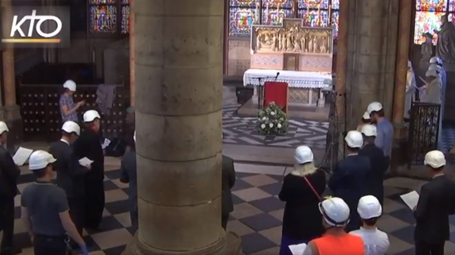 Vjernici sa zaštitnim kacigama na prvoj Misi u Notre-Dameu nakon požara