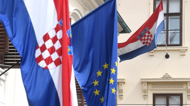 Identificiran muškarac koji je bacio zastavu EU sa zgrade hrvatskog veleposlanstva