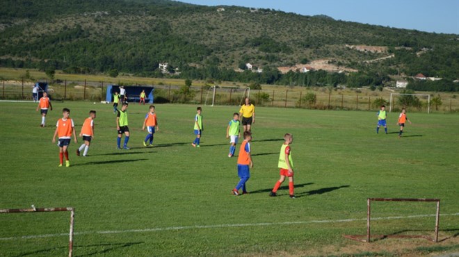 Treneri Hajduka trenirali mališane na stadionu HNK Grude FOTO