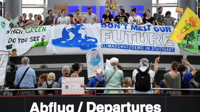 Mladi prosvjednci okupirali zračnu luku u Stuttgartu 