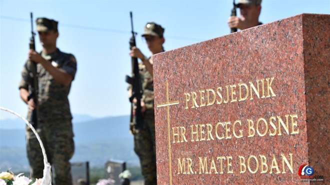 FOTO: Hrvati slave rođendan Herceg Bosne! Obilazi se posljednje počivalište predsjednika Mate Bobana