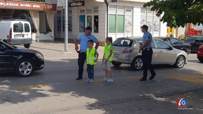 Održana akcija Policije i Auto kluba Maranello Grude ''Djeca sigurna u prometu'' FOTO