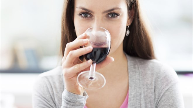 Crno vino može ti pomoći spriječiti mrlje i bore na licu, ali samo ako paziš na ovu jednu stvar