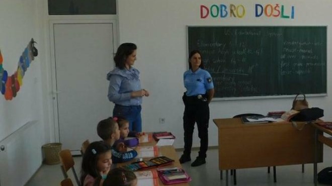 FOTO: Grudski policajci educirali i darivali školarce