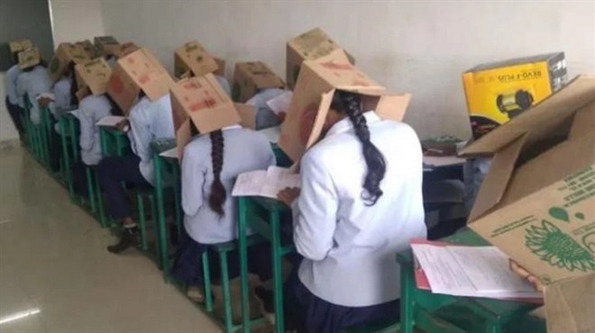 Studentima stavili kutije na glave da ne prepisuju