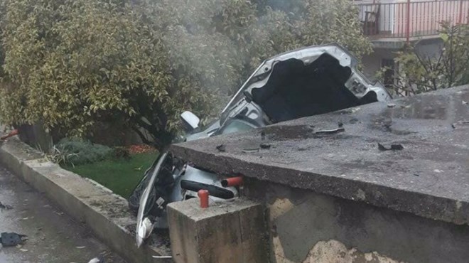 FOTO: Automobil sletio pred obiteljsku kuću u Grudama