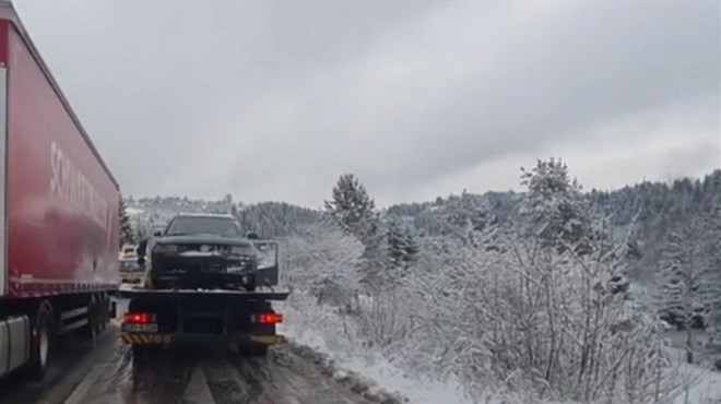 Snijeg u Bosni, automobil sletio s ceste u jarak