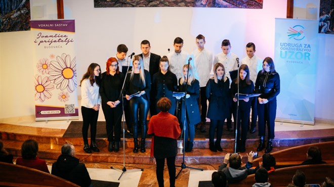 BUSOVAČA: UZOR i ''Ivančice'' oduševile Božićnim koncertom u Barama FOTO