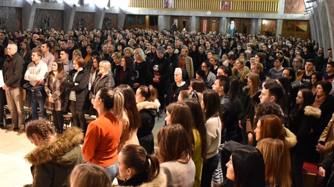 Tisuće mladih na duhovnom seminaru fra Marija Knezovića