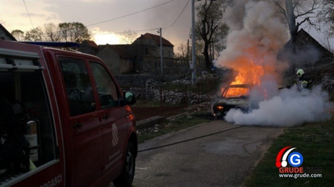 Vatrogasci nakon požara u krugu tvrtke, ugasili požar i na automobilu u Ružićima