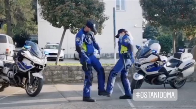 Super raspoloženi policijski dvojac u Puli snimio majstorski #tiktokchallenge