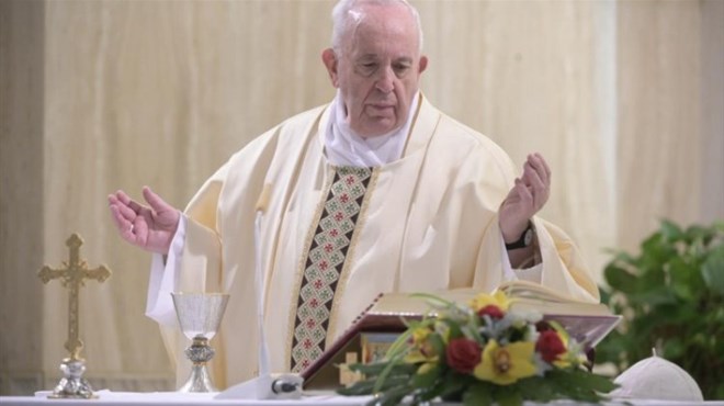 Papa molio za nastavnike i učenike