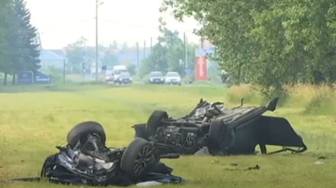 U stravičnoj nesreći u Srbiji poginula dva brata, automobil se prepolovio