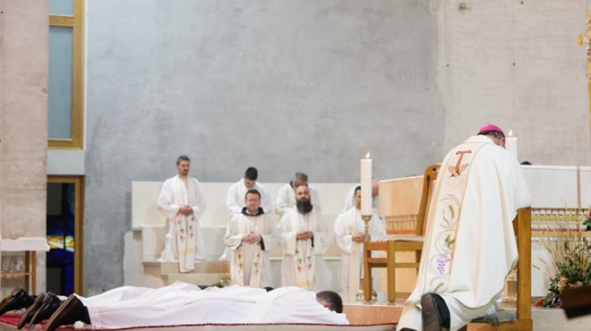 FOTO: Biskup Marko Semren zaredio fra Lovru Šimića u Franjevačkoj crkvi u Mostaru