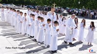 FOTO: Prvu svetu pričest primilo 45 djece u crkvi svete Kate u Grudama