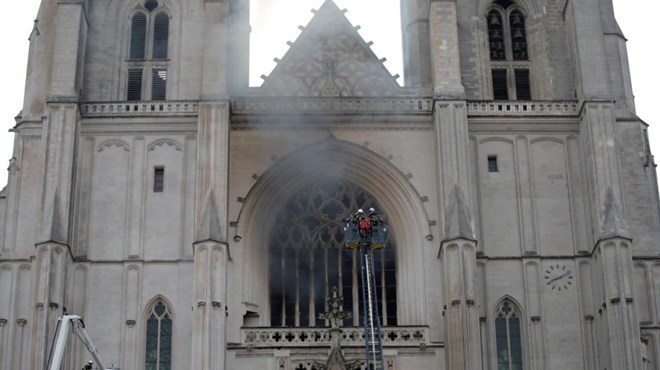 Uhićen muškarac koji se dovodi u vezu sa požarom francuske katedrale