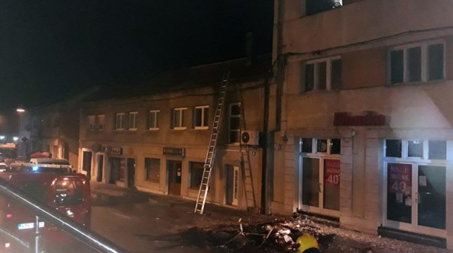 Vatrogasac došao na godišnji pa u Livnu, u središtu grada, gasio požar