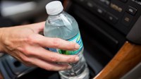 Zašto ne biste trebali piti vodu iz plastične boce koja je bila u autu