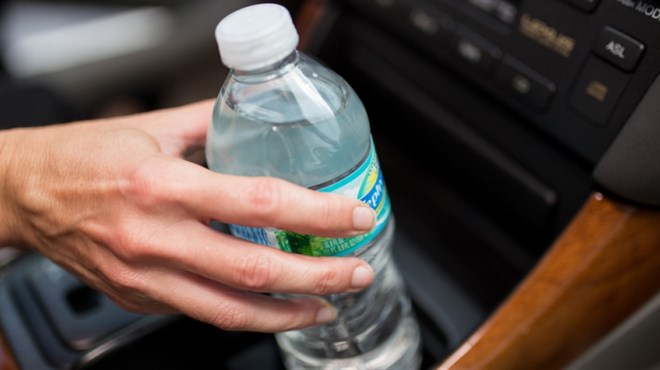 Zašto ne biste trebali piti vodu iz plastične boce koja je bila u autu