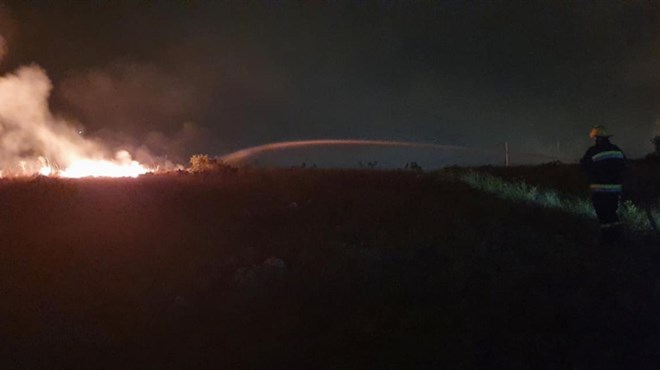 Nakon teške borbe, Mostarski vatrogasci savladali požar