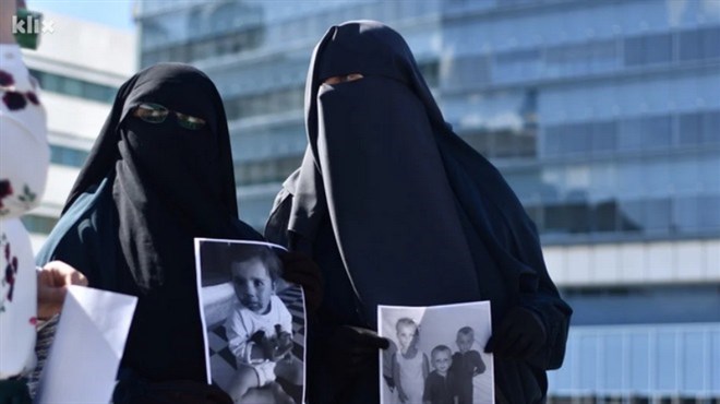 Samo u BiH: Obitelji terorista, njihovih žena i djece prosvjeduju u Sarajevu